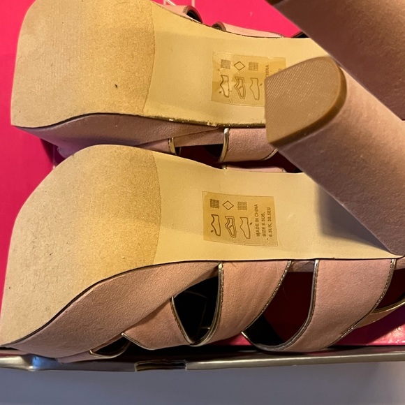 Shoe Dazzle Faux Suede Barbie Pink w/Silver trim Platform Heels sz 8.5 - Picture 8 of 9